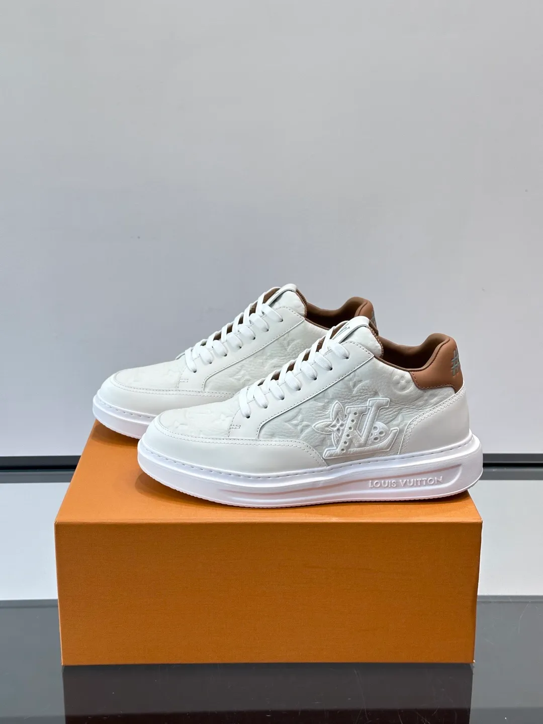 Men's shoes 💰p400 "＊OUIS ＊UITTO＊" Men's sports shoes, grained cow leather are low-key and recognizable. The rubber sole is thick and lightweight, the padded insole + technical lining make it super comfortable to wear! The main color with brown details is versatile and fashionable, and can be worn for daily leisure or business ~ LV embossing on the side of the shoe + brand logo on the sole, perfect details! size: 38-44 (45 customized)